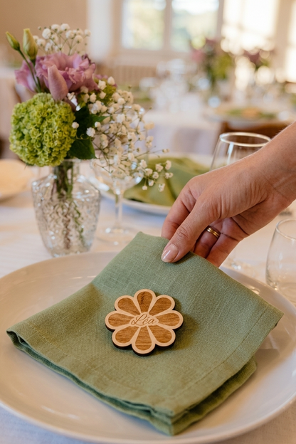 marque place en forme de fleur gravée sur bois